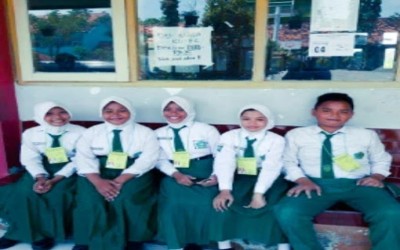 Siswa-siswa Semangat Memulai Hari dengan Doa dan Harapan